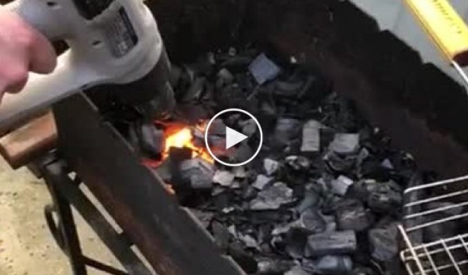 Простой способ разжечь мангал при помощи промышленного фена