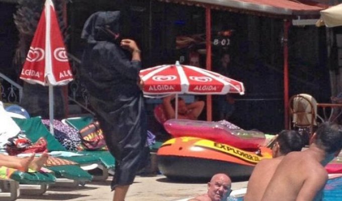 Переодетый в террориста сотрудник турецкого отеля «подшутил» над туристами (2 фото)