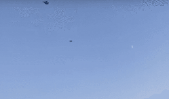 Вместо аттракционов: в сети показали видео полетов российских истребителей над пляжем в Крыму