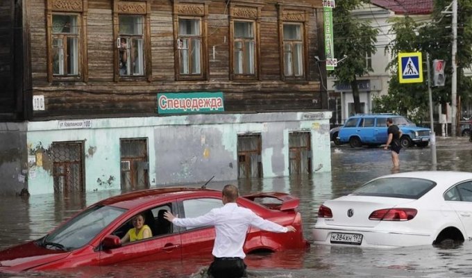 В Нижнем Новгороде молодой человек спас двух женщин из тонущих машин (5 фото)