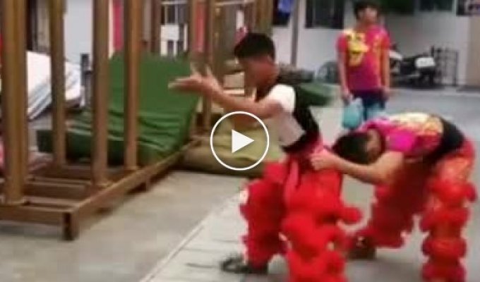 Непростая тренировка китайских танцоров