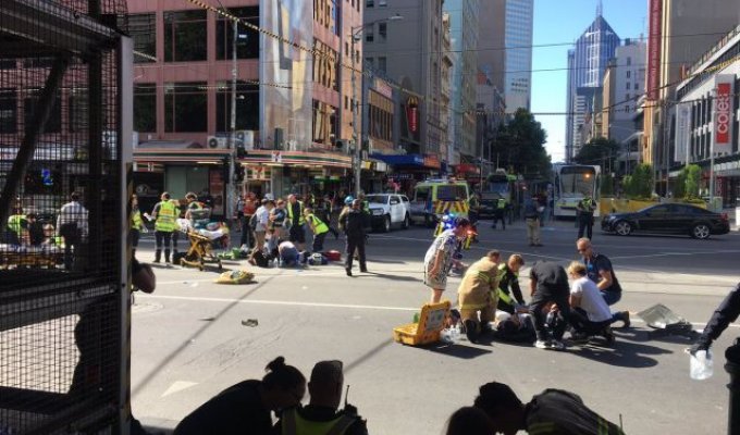 В Мельбурне автомобиль врезался в толпу людей