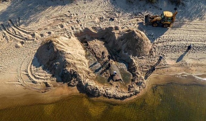 На пляже в Латвии обнаружили загадочное 12-метровое затонувшее судно (6 фото)