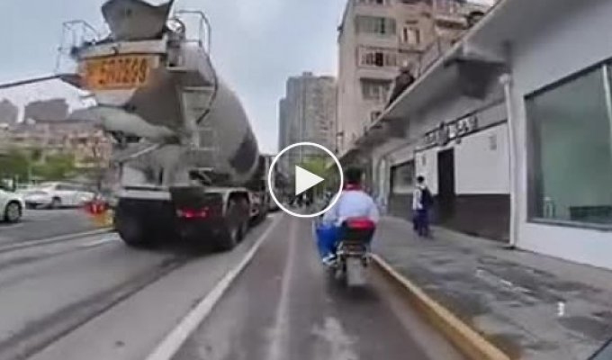 Чудесное спасение мотоциклиста, оказавшегося под колесами грузовика