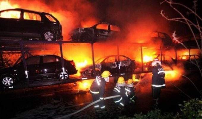 20 новых машин сгорели на тягаче (6 фото)