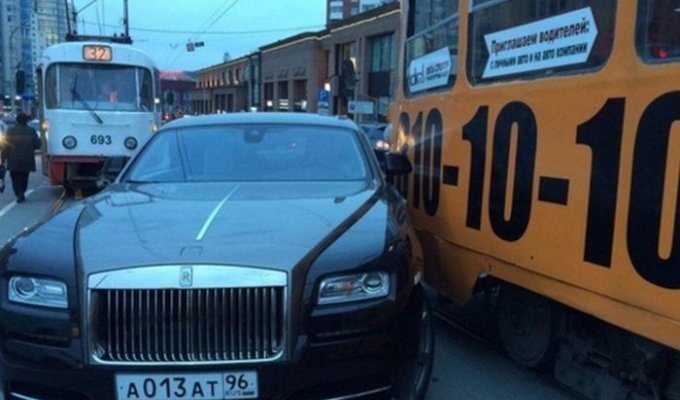 В Екатеринбурге Rolls-Royce, подвозивший Анну Семенович, столкнулся с трамваем (3 фото + видео)
