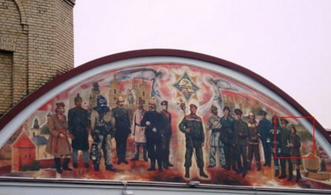  Знакомое лицо на здании пожарной охраны в Гродно (3 фото)
