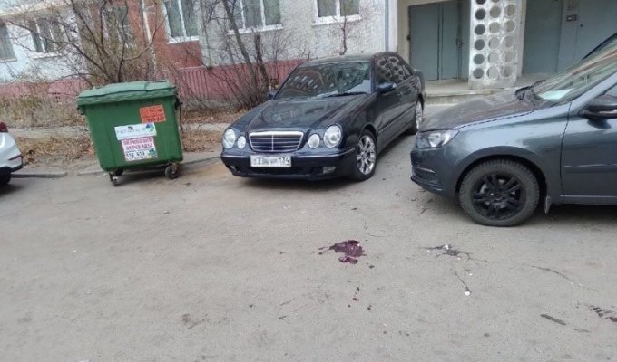 Есть пробитие! В Волгограде жители многоэтажки жестко проучили автомобилиста (5 фото)