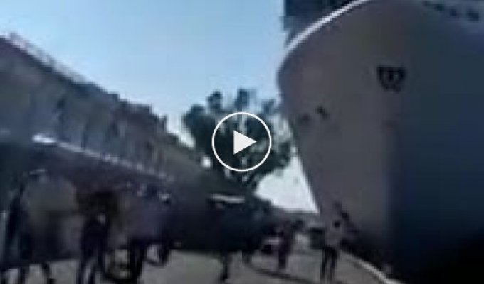 Би-бип. 13-палубный круизный лайнер врезался в причал в Венеции