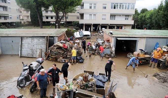 Сильные дожди в Италии привели к затоплению Ливорно и гибели людей (20 фото)