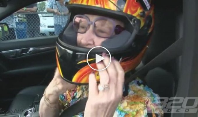 60-летняя бабушка на драг-рейсинге