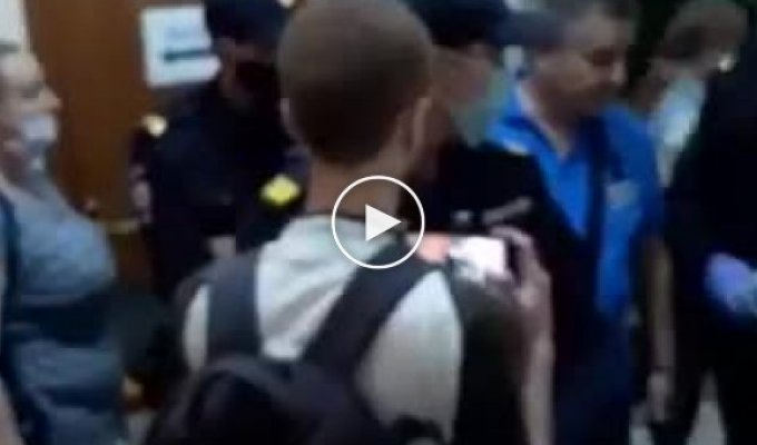 Петербургскому фотокорреспонденту Давиду Френкелю полицейский сломал руку на избирательном участке