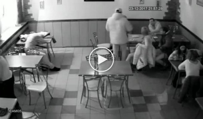 Посетитель кафе кинул в девушек металлические стулья находясь в пьяном состояние
