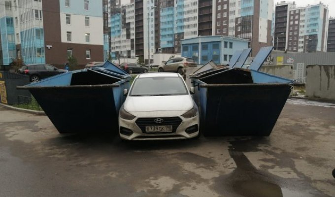 Мусоровоз наказал за неправильную парковку (2 фото)