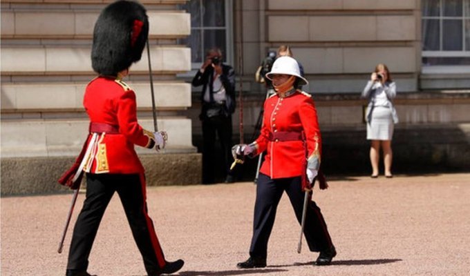 Впервые в истории женщина командовала сменой караула у Букингемского дворца (13 фото)