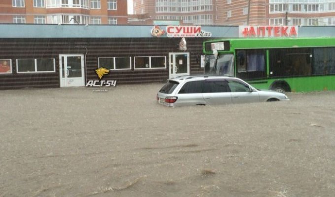 В Новосибирске после сильного дождя начался потоп (13 фото + видео)