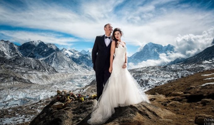 Пара 3 недели поднималась на Эверест, чтобы дать на вершине обеты. Свадебные фото поражают