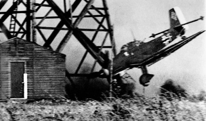 Редкий кадр! Гибель пикирующего бомбардировщика Ju-87 (6 фото)