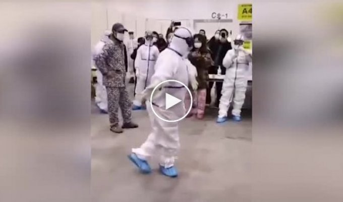 Медсестры устроили танцы для больных коронавирусом