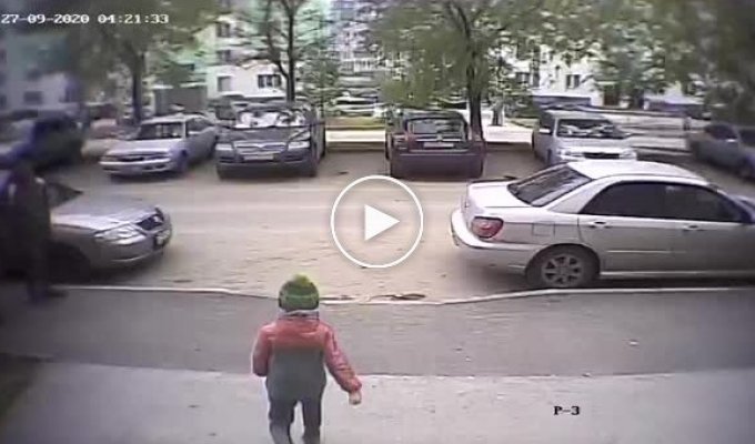 Автомобилистка сбила семилетнего мальчика во дворе многоэтажки