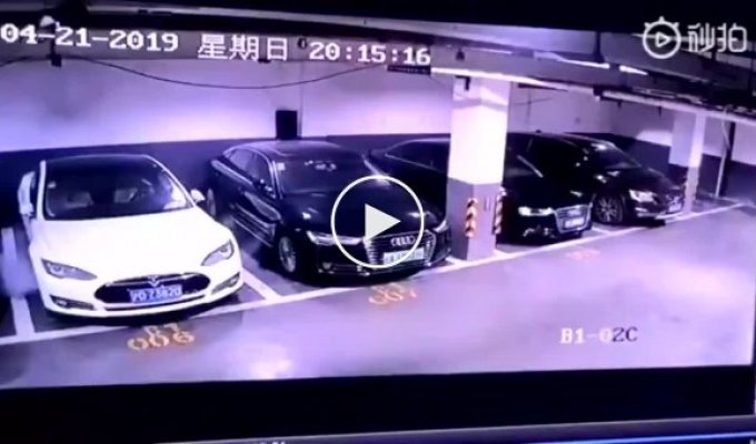На парковке в Китае внезапно воспламенился электромобиль Tesla Model S
