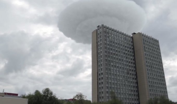 В небе над Москвой заметили странное облако, похожее на замаскированный НЛО (2 фото + 1 видео)
