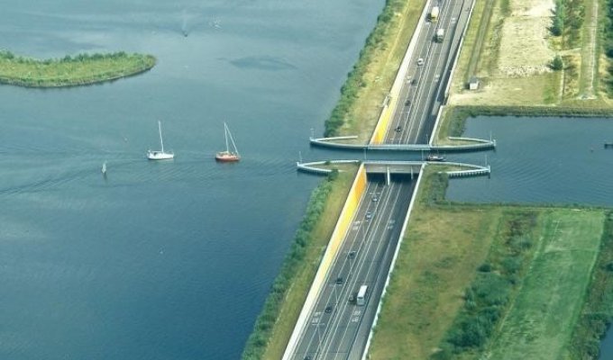 В Голландии построили водный мост, который ломает все законы физики (5 фото)