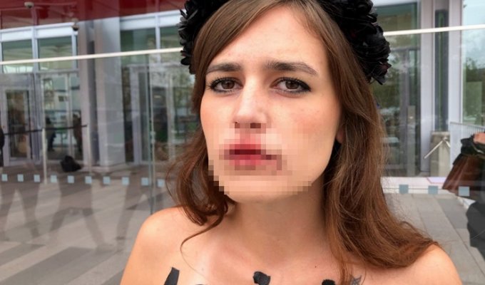 Активистки Femen пришли к суду голые и с зашитыми ртами (4 фото)