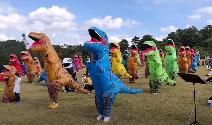 Почему в Японии лучше всего продаются костюмы динозавров (6 фото)