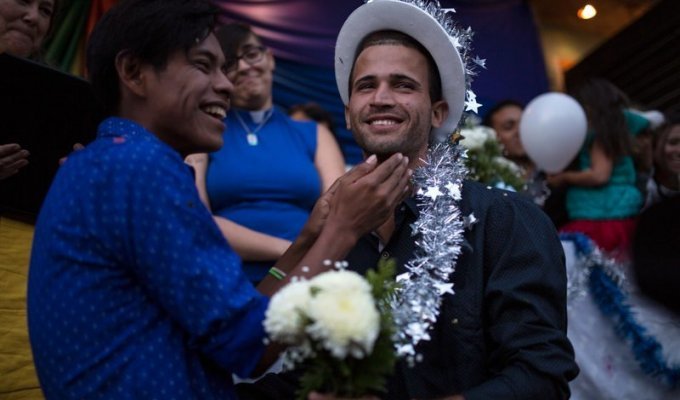 Американская мечта: мигранты устроили массовую ЛГБТ-свадьбу на границе с США (4 фото + 1 видео)