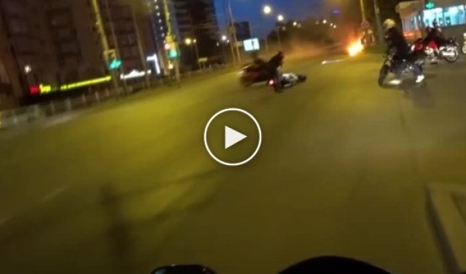 В Екатеринбурге пьяный водитель проехал на красный и сбил мотоциклистов