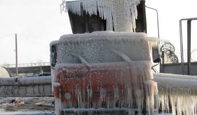 Памятник зиме (2 фотографии)