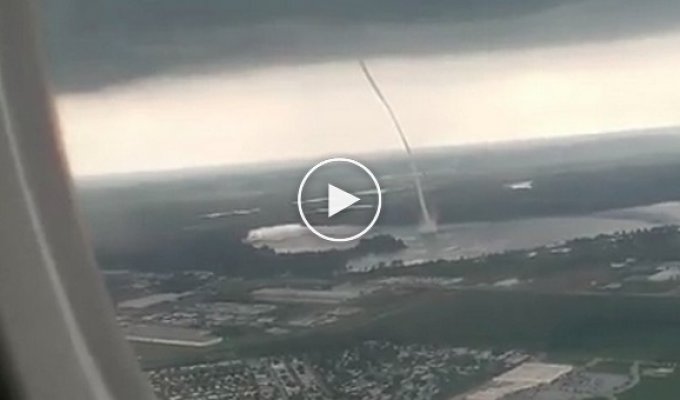 Вид на торнадо из иллюминатора самолета