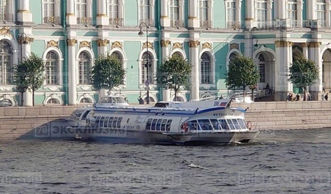 "Метеор" столкнулся с Дворцовой набережной в Санкт-Петербурге (2 фото + видео)