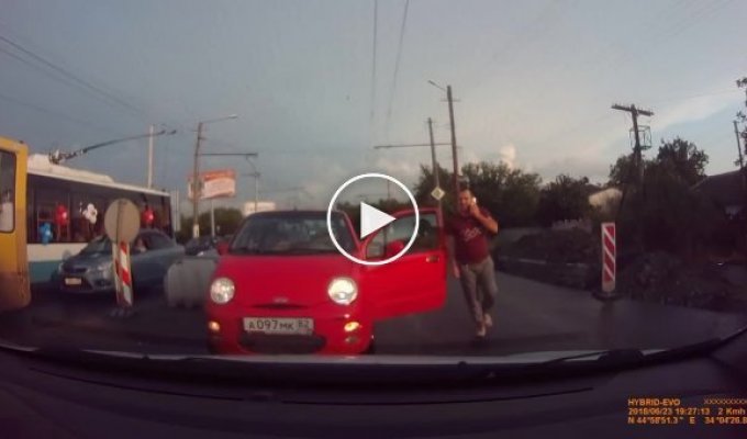 Езда на красном автомобильчике по встречке в Симферополе