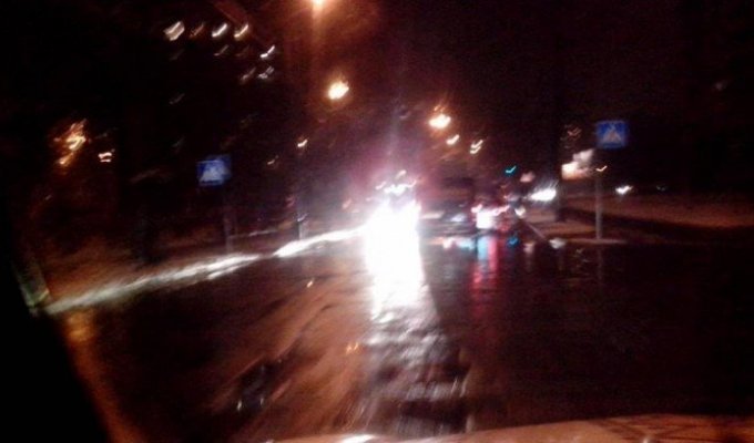 Вот так водитель видит дорогу за непогоды в темное время (1 фото)