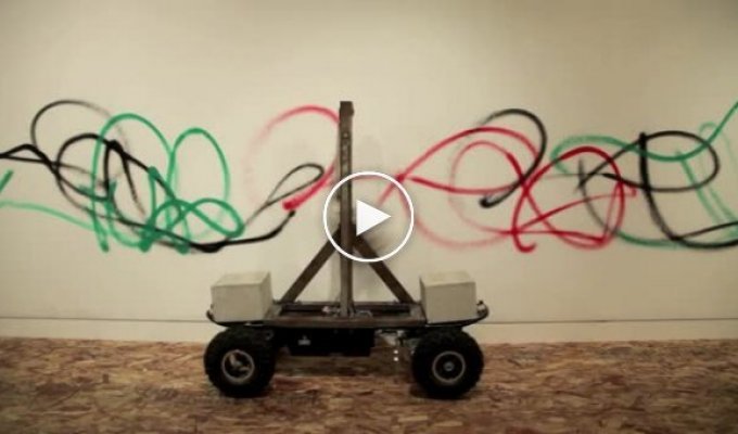 Креативный робот рисующий на стенах
