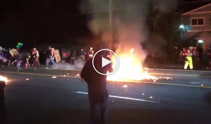 Протестующий бросил коктейль Молотова в полицейских, но подпалил другого активиста
