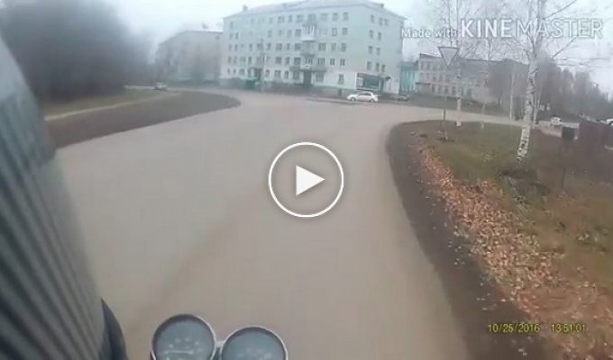 ГАЗ-66 наперерез мотоциклу ИЖ Планета