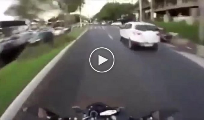 Женщина водитель чуть не убила мотоциклиста