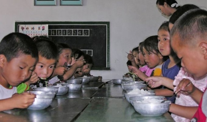 15 пугающих фотографий детей из Северной Кореи (16 фото)
