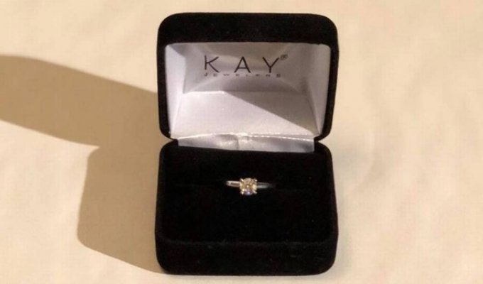 Парень, которого бросила девушка, решил подарить обручальное кольцо достойной паре (4 фото + видео)