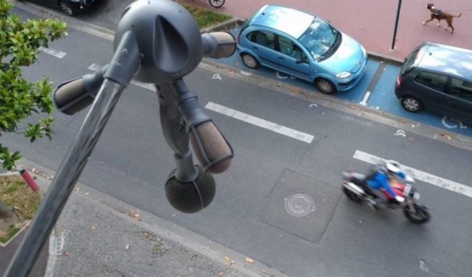 В Париже тестируют камеры наблюдения, которые штрафуют громкие мотоциклы и автомобили (2 фото)