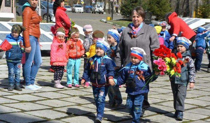 В Амурской области коммунальщики выбросили цветы, возложенные к памятнику детьми (4 фото)