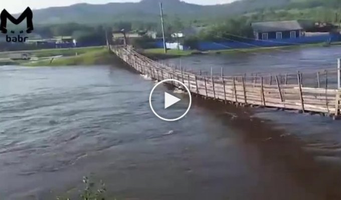 В Забайкальском крае фургон проехал по подвесному мосту и провалился в реку