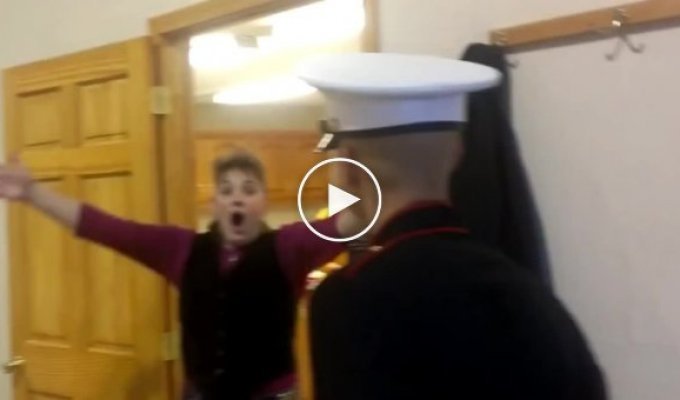 Реакция этой матери на внезапное появление сына-моряка
