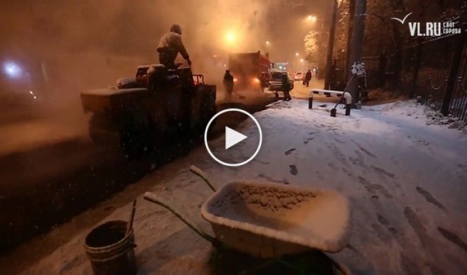 Во Владивостоке во время снегопада укладывали асфальт