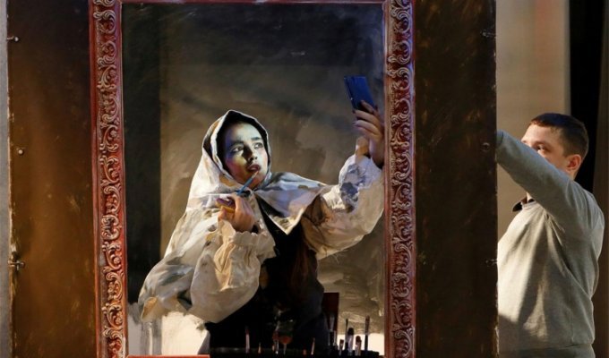 Художница использовала краску, чтобы превратить себя в героиню старорусской картины (4 фото)