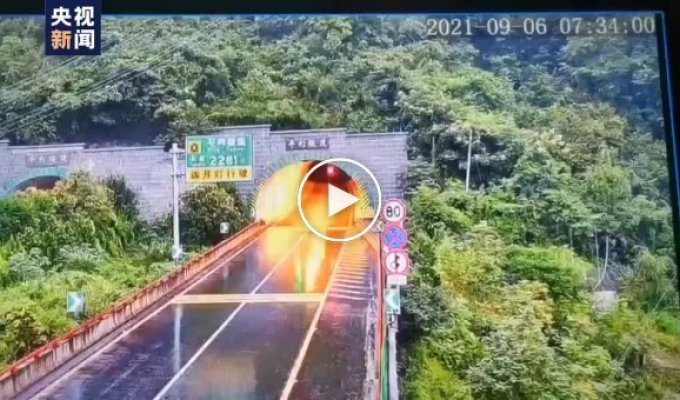 В Китае мощный оползень накрыл автомобильный туннель
