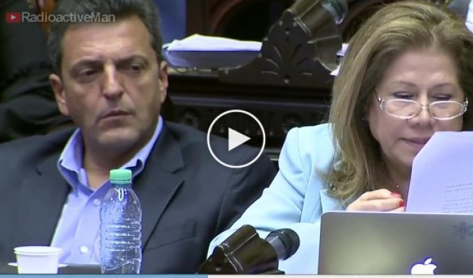 Аргентинский депутат силой мысли уронил бутылку
